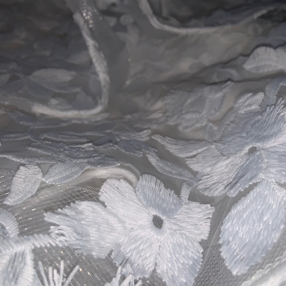 White wedding dress - Picture 2 of 7